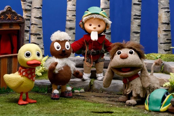 Die Figuren Schnatterinchen (l-r), Pittiplatsch, Sandmann und Moppi: Die «Sandmann»-Folgen sind Erbe der DDR. - © Carsten Koall/dpa