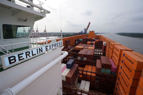 Blick von der Brücke über das Hapag-Lloyd-Containerschiff «Berlin Express» im Hamburger Hafen. - © Marcus Brandt/dpa