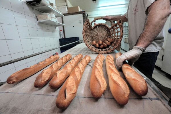 Der Gesundheit zuliebe: Baguettes in Frankreich werden zukünftig weniger salzig sein. - © Michel Euler/AP/dpa