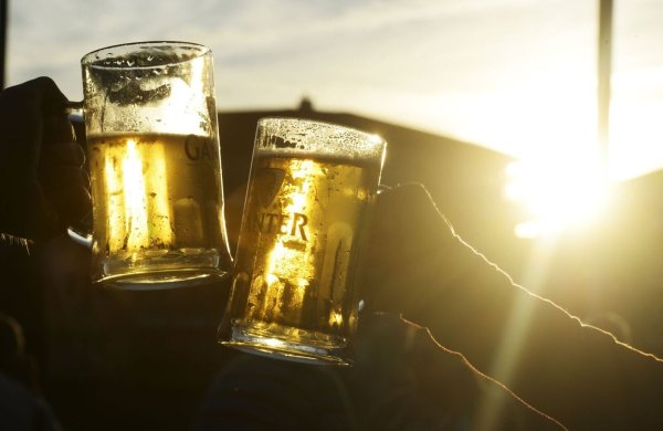 Manchen reicht ein Bier für einen Schwips, andere brauchen dafür einige mehr. - © Patrick Seeger/dpa/dpa-tmn