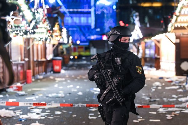 Nach dem Anschlag auf dem Magdeburger Weihnachtsmarkt soll ein Gutachten zum Täter in Auftrag gegeben werden. (Archivbild) - © Heiko Rebsch/dpa