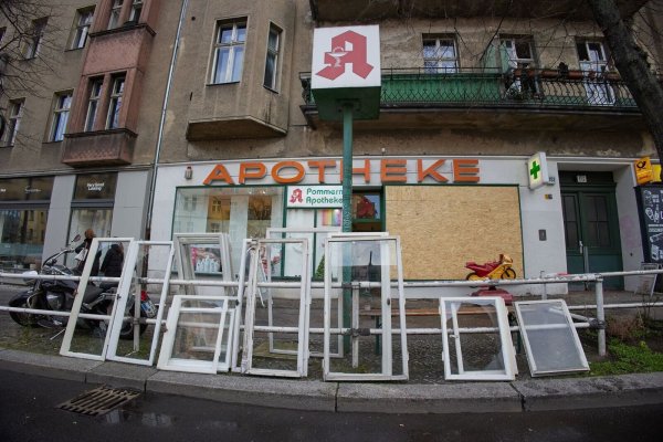Diese Apotheke wurde teils zerstört. - © Joerg Carstensen/dpa