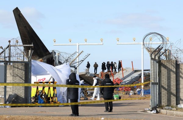Die Polizei durchsuchte den Flughafen und das Büro der betroffenen Airline. - © Uncredited/YONHAP/AP/dpa