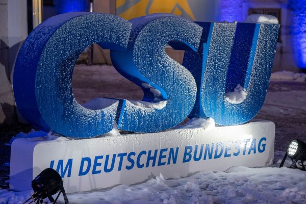 Die CSU schlägt in der Migrationspolitik scharfe Töne an. (Archivbild) - © Peter Kneffel/dpa