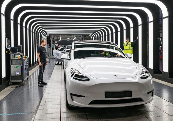 Auch ein Rekordabsatz im Schlussquartal brachte Tesla kein Plus bei den Auslieferungen im Jahr 2024. (Archivbild) - © Patrick Pleul/dpa