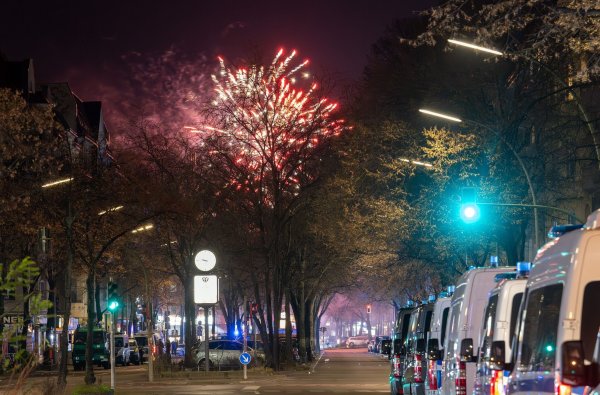 Die Polizei ermittelt nach einem Beitrag eines Influencers in der Silvesternacht. - © Soeren Stache/dpa