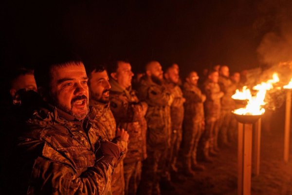 Ukrainische Militärblogger sagen, dass Organisationsfehler in der Armee oft zu Verlusten führen. (Archivbild) - © Evgeniy Maloletka/AP/dpa