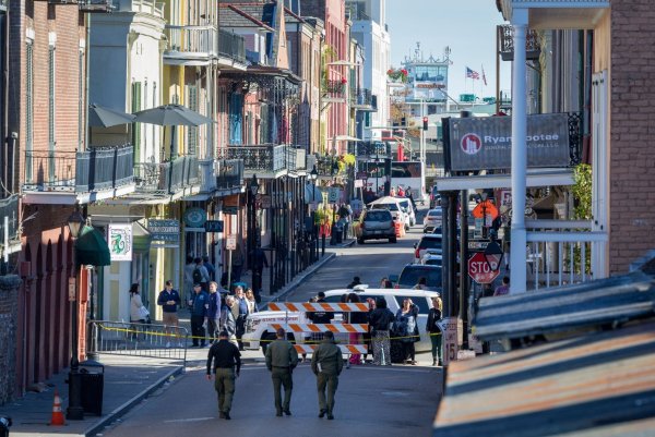 Mindestens 14 Menschen wurden in der Silvesternacht getötet, als ein Mann mit einem Pick-up-Truck in Feiernde in einem beliebten Ausgehviertel raste. - © Chris Granger/The Times-Picayune/The New Orleans Advocate/AP/dpa