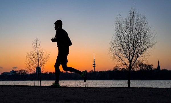 Den inneren Schweinehund zu überwinden und regelmäßig Sport zu treiben, erfordert Disziplin und Spaß an der Bewegung, erklärt Extremsportler Arda Saatçi. - © Axel Heimken/dpa/dpa-tmn