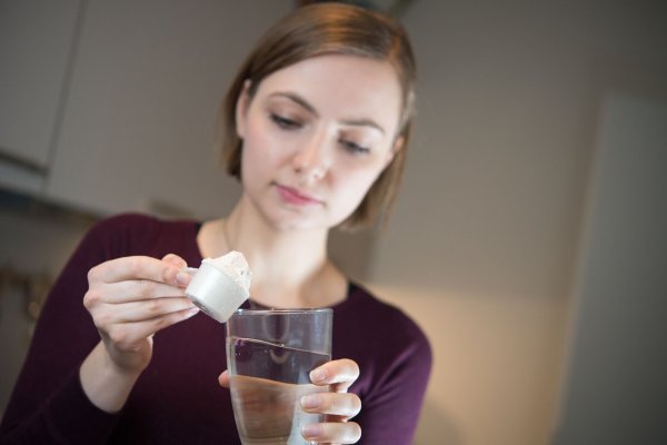Marktcheck der Verbraucherzentrale Nordrhein-Westfalen: Nicht alle Molkenprotein-Produkte, die mit deutscher Herkunft werben, sind auch wirklich aus Deutschland. - © Franziska Gabbert/dpa-tmn