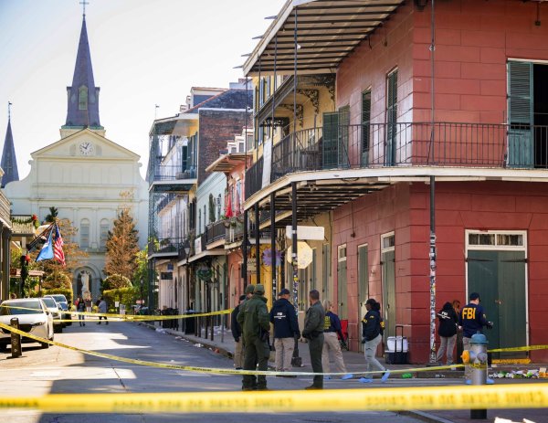 Ein Auto ist in New Orleans in eine Menschenmenge gerast - zehn Menschen starben. - © Matthew Hinton/AP/dpa