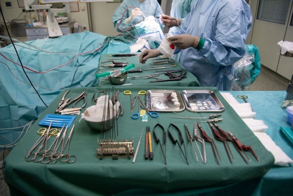 Ein Krankenhaus im Kreis Steinfurt darf vorerst auch nach dem 1. April weiter Hüft- und Knie-Operationen anbieten. (Archivbild) - © Marijan Murat/dpa