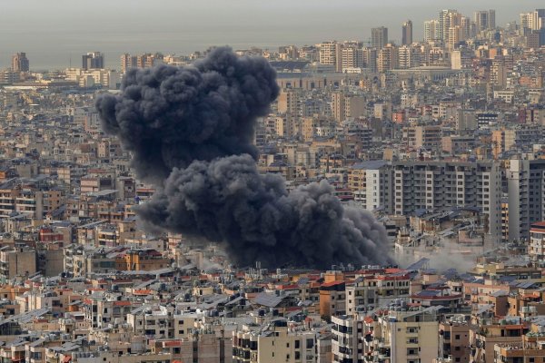 Nach Angaben der israelischen Armee soll ein Drohnenlager der Hisbollah angegriffen worden sein. - © Hassan Ammar/AP/dpa