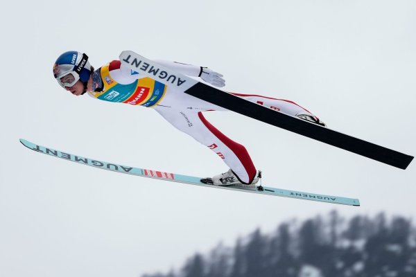 Tschofenig fliegt zum Gesamtsieg. - © Darko Bandic/AP/dpa
