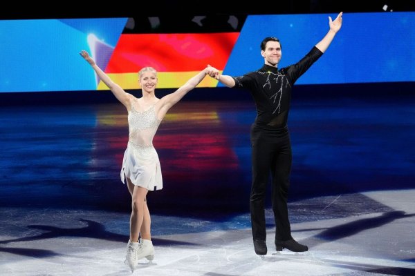 Minerva Hase (l) und Nikita Wolodin haben bei der Eiskunstlauf-WM Silber gewonnen. - © Charles Krupa/AP/dpa