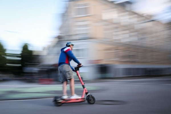 Rücksichtsloses Fahren ist einer Studie für den Großteil von E-Scooter-Unfällen verantwortlich. (Illustration) - © Christian Charisius/dpa