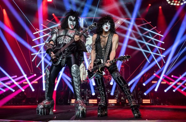 Bei der Abschiedstournee traten Kiss noch mit Make-up auf. (Archivbild) - © Bernd Thissen/dpa