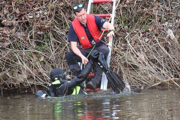 Taucher haben die Lahn in Weilburg auf einer Strecke von mehreren hundert Metern nach dem vermissten sechsjährigen Pawlos abgesucht. - © Thomas Frey/dpa