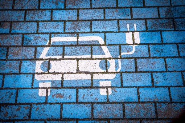Dieser Parkplatz für ein Elektroauto, das seinen Akku auflädt, ist leer. (Symbolbild) - © Jens Büttner/dpa