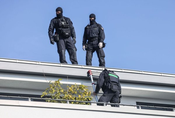 Einsatzkräfte auf einem Dach in Köln. Die Bande soll kiloweise Kokain nach Deutschland geschmuggelt haben. - © Oliver Berg/dpa