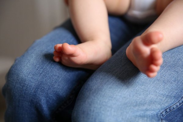 Unsicher, ob Sie der Vater des Kindes sind? Bestehen berechtigte Zweifel, müssen Vater und Mutter sich mögliche Gerichtskosten teilen. Diese können mehrere Tausend Euro betragen. - © Mascha Brichta/dpa-tmn