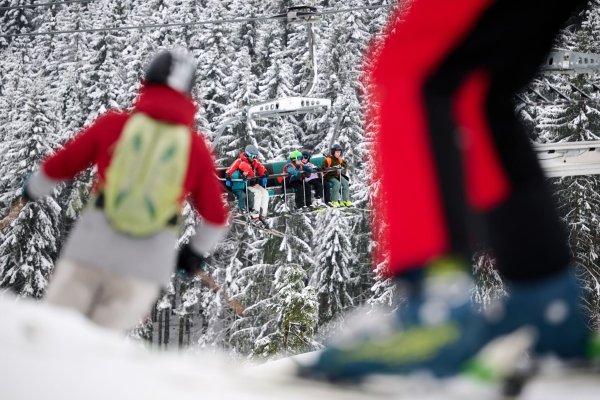 Schnee lockt Skifahrer und Snowboarder weniger zahlreich ins Sauerland. (Archivbild) - © Bernd Thissen/dpa