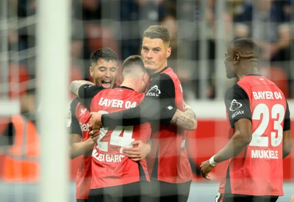Mit einem Sieg gegen kämpferische Bochumer hält Leverkusen die Hoffnung auf die Titelverteidigung am Leben. - © Anke Waelischmiller/dpa
