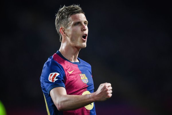 Barcelonas Dani Olmo verletzt sich im Spiel gegen Osasuna. - © Matthieu Mirville/ZUMA Press Wire/dpa