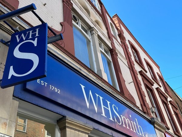 Noch typisch für britische Innenstädte: Filialen von WH Smith. (Archivbild) - © Benedikt von Imhoff/dpa