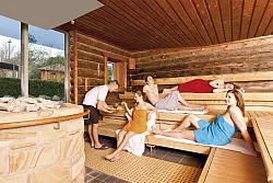 Ideal zum Aufw&auml;rmen: Ein Besuch im Eau-Le Saunaland. - &copy; Stadtwerke Lemgo