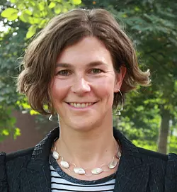 Als Gesch&auml;ftsf&uuml;hrerin des Studienfonds freut sich Katja Urhahne &uuml;ber jede Spende. Das Geld kommt direkt bei den Stipendiaten an. Foto: Stiftung Studienfonds OWL - &copy; Studienfonds OWL