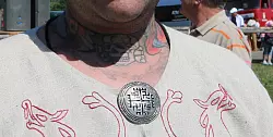 Zweideutig: Vorgeblicher Wikingerschmuck, doch darauf sind deutlich Hakenkreuze zu erkennen. - &copy; AFM