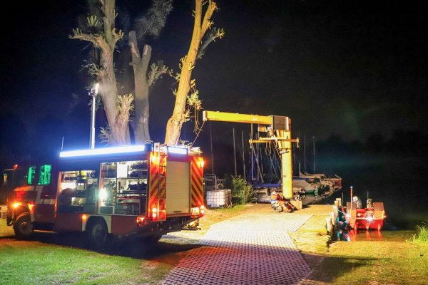 Rettungskräfte der Feuerwehr sind an der Absturzstelle am Baggersee Rohrköpfle im Einsatz. - © Fabian Geier/EinsatzReport24/dpa