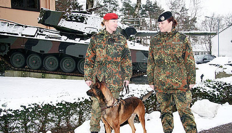 Zehn Jahre Frauen in der Bundeswehr: Zwei Soldatinnen sprechen über ...