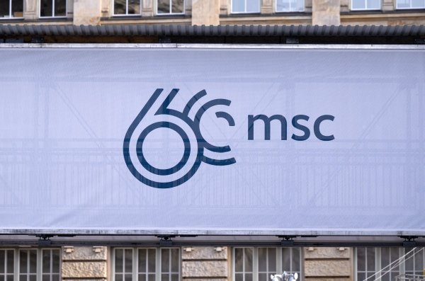 Das Logo der Münchner Sicherheitskonferenz. Im Hotel Bayerischer Hof kommen von Freitag bis Sonntag rund 50 Staats- und Regierungschefs und mehr als 100 Minister aus aller Welt zusammen. - © Sven Hoppe/dpa