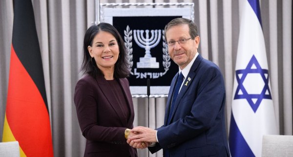 Bundesaußenministerin Annalena Baerbock wird in Jerusalem von Israels Präsident Izchak Herzog empfangen. - © Bernd von Jutrczenka/dpa