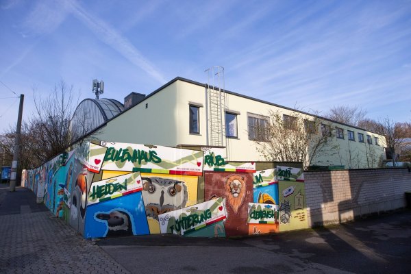 Blick auf das Regenwaldhaus im Zoo. - © Thomas Banneyer/dpa