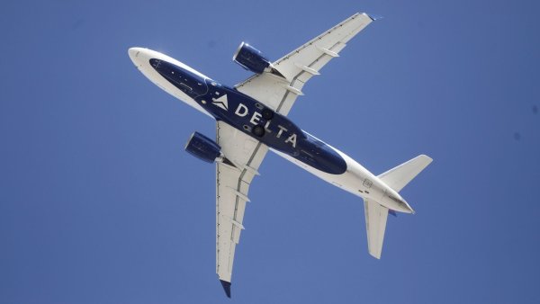 Das Flugzeug ist zurückgekehrt und zur Reinigung außer Betrieb genommen worden. (Symbolbild) - © Rick Bowmer/AP/dpa