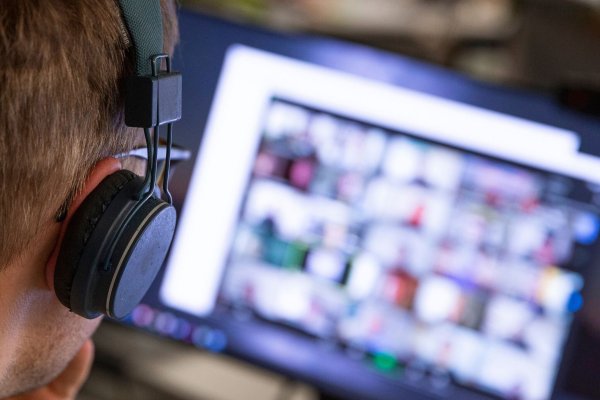 Ist die wöchentliche Konferenz wirklich notwendig oder gibt es nur wenig Neues? - © Catherine Waibel/dpa-tmn/dpa