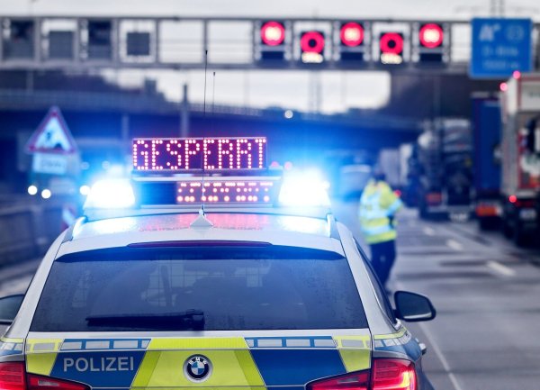 Auf einem Polizeifahrzeug leuchtet die Aufschrift «Gesperrt». - © David Young/dpa/Symbolbild