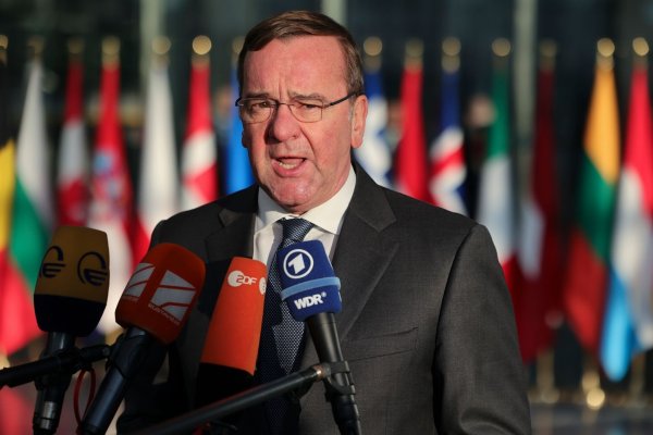 «Diese Meldungen sind meines Wissens sehr, sehr neu, jedenfalls für mich»: Bundesverteidigungsminister Boris Pistorius. - © Olivier Matthys/Pool AP/dpa