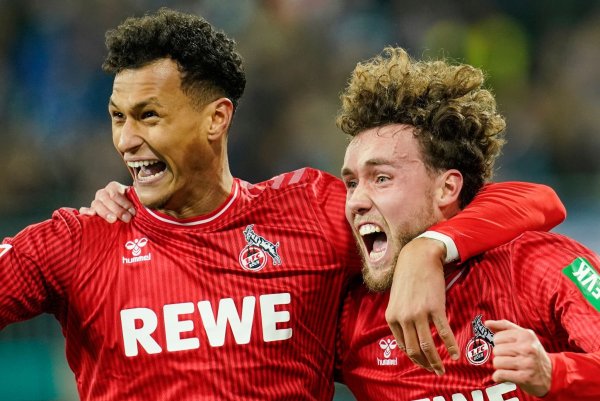 Kölns Davie Selke (l) und Kölns Torschütze Luca Waldschmidt jubelt über das Tor zum 0:2. - © Uwe Anspach/dpa