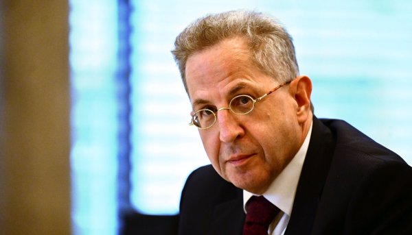 Hans-Georg Maaßen, ehemaliger Verfassungsschutz-Chef, sitzt als Zeuge in einem Untersuchungsausschuss des Thüringer Landtags. - © Martin Schutt/dpa