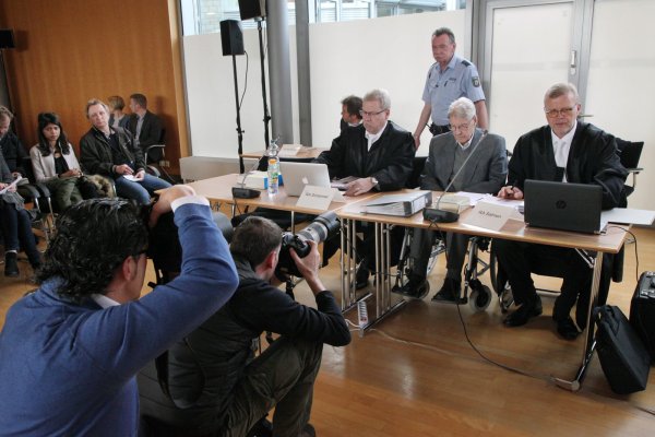 Der Angeklagte Reinhold Hanning zu Verhandlungsbeginn am achten Prozesstag im Gerichtssaal. - © Bernhard Preuß