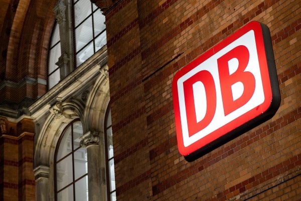 Das Logo der Deutschen Bahn (DB). - © Hauke-Christian Dittrich/dpa/Symbolbild