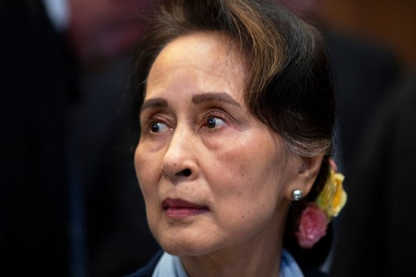 Aung San Suu Kyi, aufgenommen im Dezember 2019. Zum Zeichen ihrer Unterstützung haben in Myanmar zahlreiche Menschen für die entmachtete Regierungschefin demonstriert. - © Peter Dejong/AP/dpa