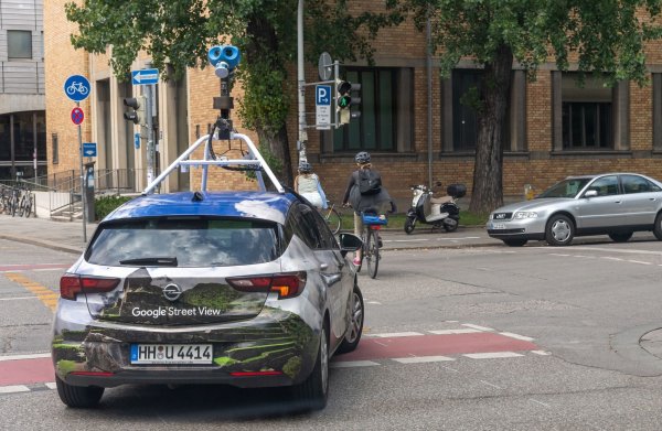 Mit Mast und vielen Linsen: Eines von Googles Kamera-Autos fährt durch München. - © Peter Kneffel/dpa/dpa-tmn