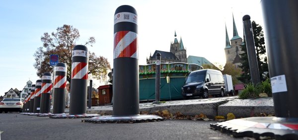 Die deutschen Weihnachtsmärkte werden wie hier in Erfurt mit Pollern und anderen Sperren gesichert. - © Martin Schutt/dpa