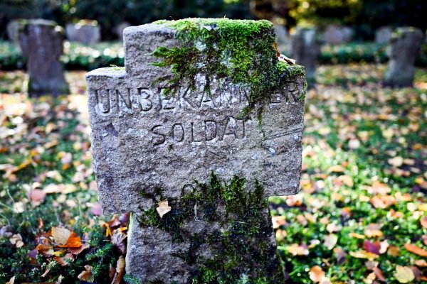 Moos wächst auf dem Grabstein eines unbekannten Soldaten - er starb vor rund 80 Jahren bei den Kämpfen am Niederrhein. - © Federico Gambarini/dpa