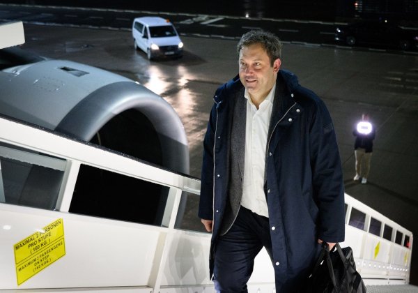 Klingbeil (SPD) reist als erster Minister der schwarz-roten Bundesregierung nach China - Außenminister Johann Wadephul (CDU) hatte seine Reise zuvor verschoben. - © Bernd von Jutrczenka/dpa